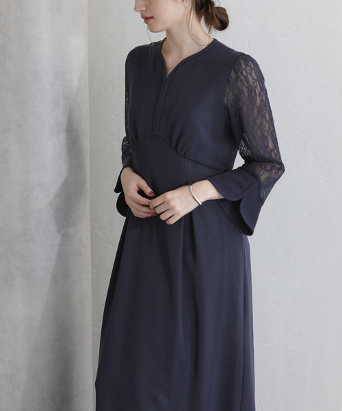 La TOTALITE(ラトータリテ)の「レーススリーブワンピース(ワンピース・レディース・ベージュ/ネイビー・36/38)」の2枚目の写真