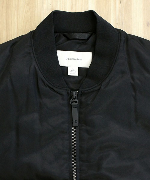 Calvin Klein(カルバン・クライン)の「CKJ MA-1 ナイロンボンバージャケット LS NYLON BOMBER JACKET(MA-1・メンズ・オリーブ/ブラック/ネイビー・XL/L/M)」の16枚目の写真