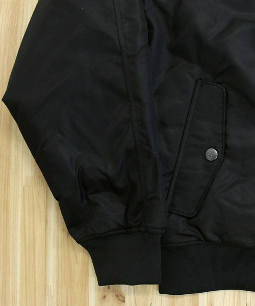 Calvin Klein(カルバン・クライン)の「CKJ MA-1 ナイロンボンバージャケット LS NYLON BOMBER JACKET(MA-1・メンズ・オリーブ/ブラック/ネイビー・XL/L/M)」の18枚目の写真