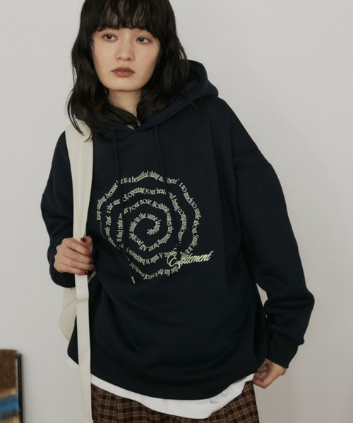 MERLOT（メルロー）の「レタリングロゴフーディー/裏起毛（パーカー・レディース・グレー/ネイビー・FREE）」の3枚目の写真