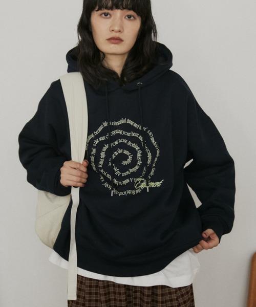 MERLOT（メルロー）の「レタリングロゴフーディー/裏起毛（パーカー・レディース・グレー/ネイビー・FREE）」の4枚目の写真