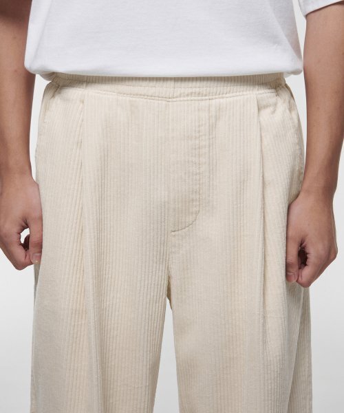 MUSINSA STANDARD（ムシンサスタンダード）の「ワンタックワイドコーデュロイバンディングパンツ[クリーム]（その他パンツ・メンズ・その他・40/38/42/36/34/32/30/26/28）」の3枚目の写真