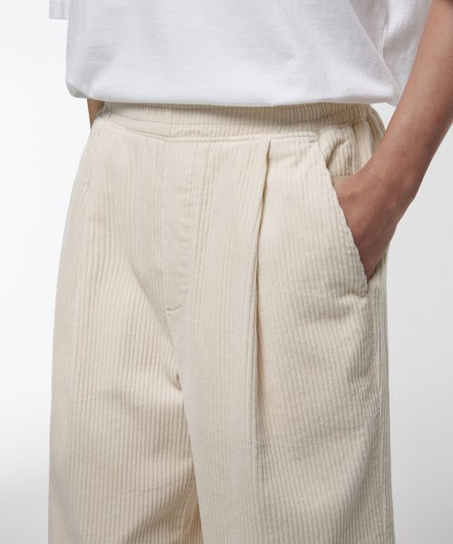 MUSINSA STANDARD（ムシンサスタンダード）の「ワンタックワイドコーデュロイバンディングパンツ[クリーム]（その他パンツ・メンズ・その他・40/38/42/36/34/32/30/26/28）」の5枚目の写真