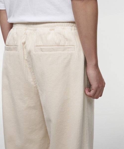 MUSINSA STANDARD（ムシンサスタンダード）の「ワンタックワイドコーデュロイバンディングパンツ[クリーム]（その他パンツ・メンズ・その他・40/38/42/36/34/32/30/26/28）」の6枚目の写真