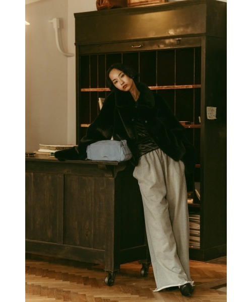 Knuth Marf（クヌースマーフ）の「rectangle suede shoulder bag（ショルダーバッグ・レディース・ブルー/チャコール・ONE SIZE）」の8枚目の写真