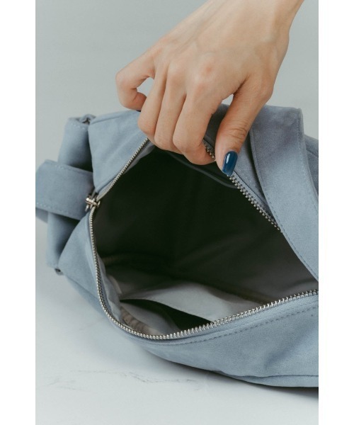 Knuth Marf（クヌースマーフ）の「rectangle suede shoulder bag（ショルダーバッグ・レディース・ブルー/チャコール・ONE SIZE）」の17枚目の写真