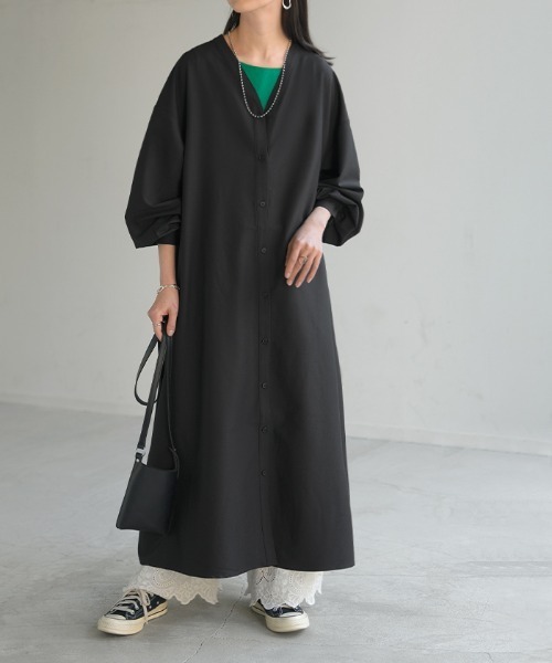 HUG.U(ハグユー)の「ウォッシャブル 深V ロングシャツワンピース(シャツワンピース・レディース・ダークグレー/ベージュ/ブラック・FREE)」の2枚目の写真