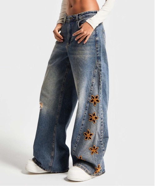 &soiree(アンドソワレ)の「花刺繍ワイドデニムパンツ(デニムパンツ・レディース・ブルー・X-LARGE/LARGE/MEDIUM/SMALL)」の1枚目の写真