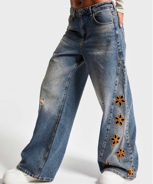 &soiree(アンドソワレ)の「花刺繍ワイドデニムパンツ(デニムパンツ・レディース・ブルー・X-LARGE/LARGE/MEDIUM/SMALL)」の3枚目の写真