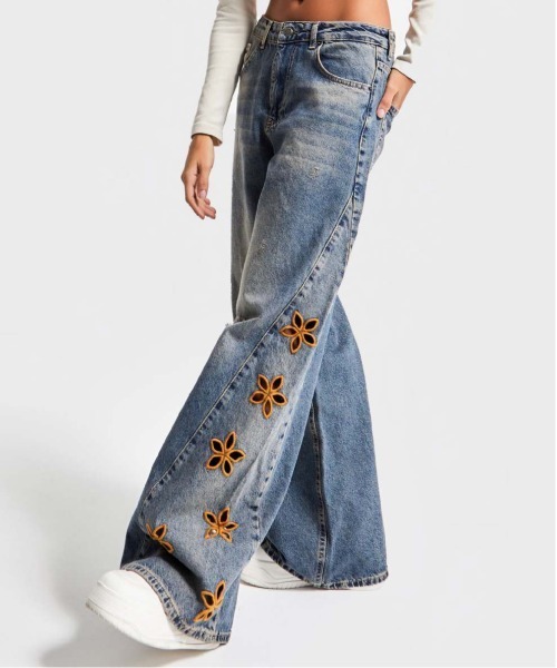 &soiree(アンドソワレ)の「花刺繍ワイドデニムパンツ(デニムパンツ・レディース・ブルー・X-LARGE/LARGE/MEDIUM/SMALL)」の4枚目の写真