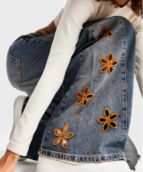 &soiree(アンドソワレ)の「花刺繍ワイドデニムパンツ(デニムパンツ・レディース・ブルー・X-LARGE/LARGE/MEDIUM/SMALL)」の5枚目の写真