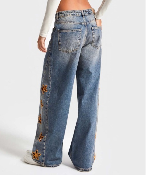 &soiree(アンドソワレ)の「花刺繍ワイドデニムパンツ(デニムパンツ・レディース・ブルー・X-LARGE/LARGE/MEDIUM/SMALL)」の2枚目の写真