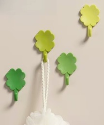 Vini（ヴィニ）の「【4点セット】四葉のクローバーのウォールフック（収納グッズ）」