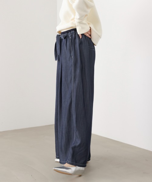 Bou Jeloud(ブージュルード)の「リラックシーデニムワイドパンツ(デニムパンツ・レディース・ブルー/インディゴブルー・38)」の13枚目の写真