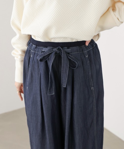 Bou Jeloud(ブージュルード)の「リラックシーデニムワイドパンツ(デニムパンツ・レディース・ブルー/インディゴブルー・38)」の14枚目の写真