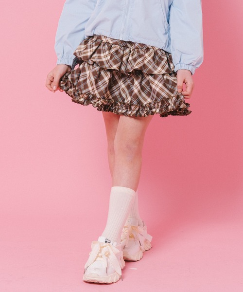 URBAN CHERRY(アーバンチェリー)の「【インナーパンツ付き】ティアードフリルチェックスカート(スカート・キッズ・ネイビー/グリーン/レッド/ブラウン・110cm/120cm/130cm/140cm/150cm)」の2枚目の写真