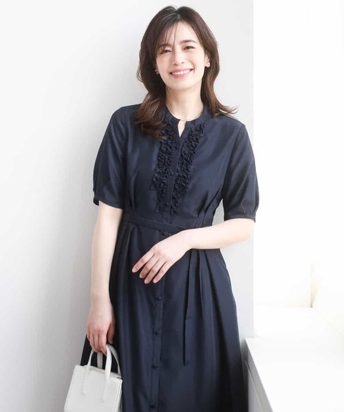 OFUON le MK(オフオンルエムケー)の「フロントフリルキーネックワンピース/洗える/WEB限定サイズあり(ワンピース・レディース・ネイビー/ブルー・36/40/38)」の2枚目の写真