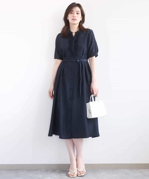 OFUON le MK(オフオンルエムケー)の「フロントフリルキーネックワンピース/洗える/WEB限定サイズあり(ワンピース・レディース・ネイビー/ブルー・36/40/38)」の3枚目の写真