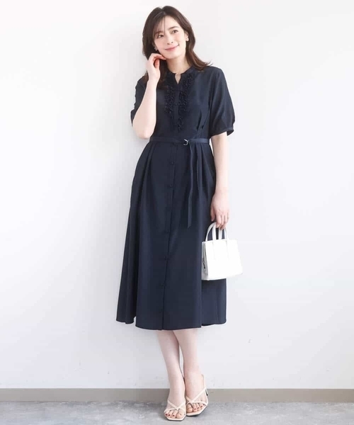 OFUON le MK(オフオンルエムケー)の「フロントフリルキーネックワンピース/洗える/WEB限定サイズあり(ワンピース・レディース・ネイビー/ブルー・36/40/38)」の4枚目の写真