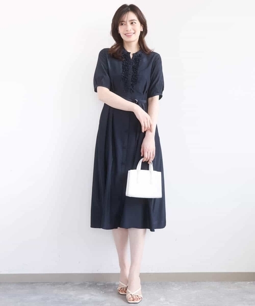 OFUON le MK(オフオンルエムケー)の「フロントフリルキーネックワンピース/洗える/WEB限定サイズあり(ワンピース・レディース・ネイビー/ブルー・36/40/38)」の5枚目の写真