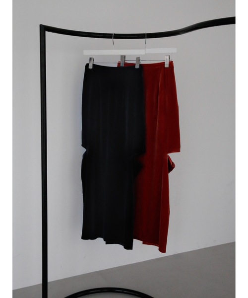 Katrin TOKYO(カトリーントーキョー)の「slit velour I line maxi skirt(スカート・レディース・ネイビー/レッド・XS/S/M)」の3枚目の写真