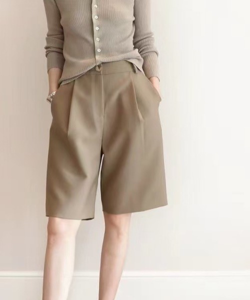 SHEPP（シープ）の「ワイドシルエットハイウエストタックハーフパンツ（スラックス・レディース・ベージュ/ブラック・L/M）」の2枚目の写真