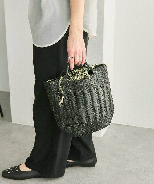 ear PAPILLONNER(イアパピヨネ)の「バリ島バケットショルダーバッグ《本革》(ショルダーバッグ・レディース・ライトグレー/ブラック・FREE)」の1枚目の写真