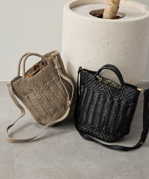 ear PAPILLONNER(イアパピヨネ)の「バリ島バケットショルダーバッグ《本革》(ショルダーバッグ・レディース・ライトグレー/ブラック・FREE)」の3枚目の写真