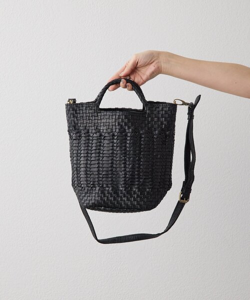 ear PAPILLONNER(イアパピヨネ)の「バリ島バケットショルダーバッグ《本革》(ショルダーバッグ・レディース・ライトグレー/ブラック・FREE)」の4枚目の写真