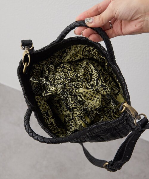 ear PAPILLONNER(イアパピヨネ)の「バリ島バケットショルダーバッグ《本革》(ショルダーバッグ・レディース・ライトグレー/ブラック・FREE)」の6枚目の写真