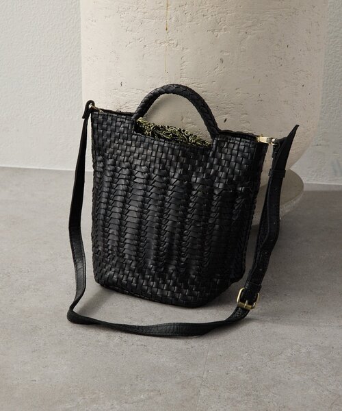 ear PAPILLONNER(イアパピヨネ)の「バリ島バケットショルダーバッグ《本革》(ショルダーバッグ・レディース・ライトグレー/ブラック・FREE)」の7枚目の写真