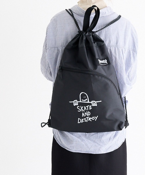 THRASHER(スラッシャー)の「ナップサック 2way ストリート ブラック メンズ(バックパック/リュック・メンズ・ブラック×ブルー/ブラック×ホワイト/ブラック×ピンク・FREE)」の10枚目の写真