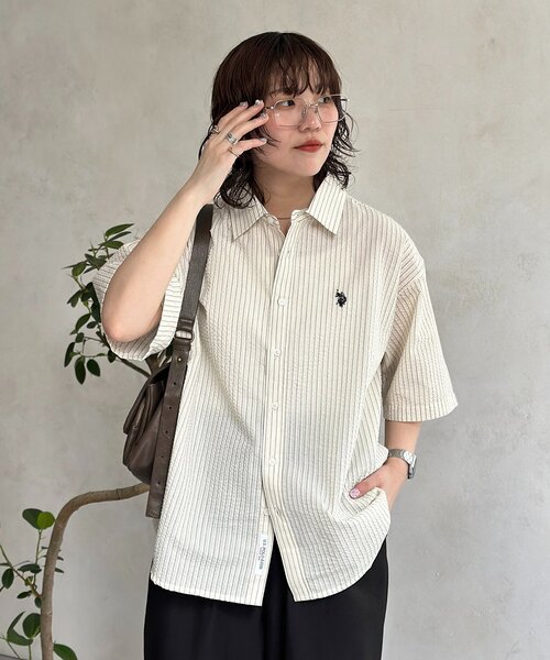U.S. POLO ASSN.(ユーエスポロアッスン)の「シアサッカー半袖シャツ(シャツ/ブラウス・レディース・ホワイト/レッド/ブラウン/グリーン/アイボリー/ブルー/イエロー/ネイビー・MEDIUM/LARGE)」の2枚目の写真