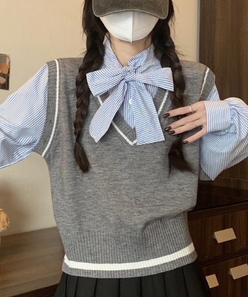 Alvia(アルビア)の「レイヤード風リボンタイストライプシャツ×ニットベスト トップス(ニット/セーター・レディース・グレー/ブラック/ブラウン・M)」の1枚目の写真