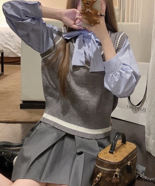 Alvia(アルビア)の「レイヤード風リボンタイストライプシャツ×ニットベスト トップス(ニット/セーター・レディース・グレー/ブラック/ブラウン・M)」の4枚目の写真