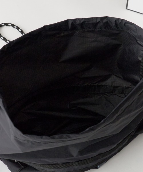 POLeR（ポーラー）の「POLeR/ポーラー DRAWSTRING SLING BAG（ボディバッグ/ウエストポーチ・メンズ・ブラック/ライトグレー/ブルー・ONE SIZE）」の16枚目の写真