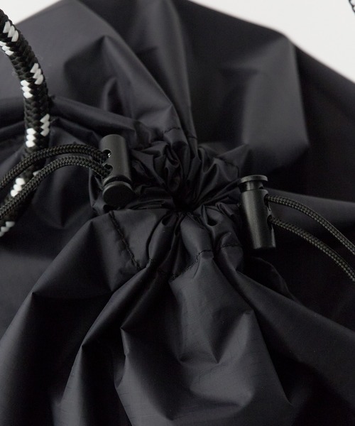 POLeR（ポーラー）の「POLeR/ポーラー DRAWSTRING SLING BAG（ボディバッグ/ウエストポーチ・メンズ・ブラック/ライトグレー/ブルー・ONE SIZE）」の11枚目の写真