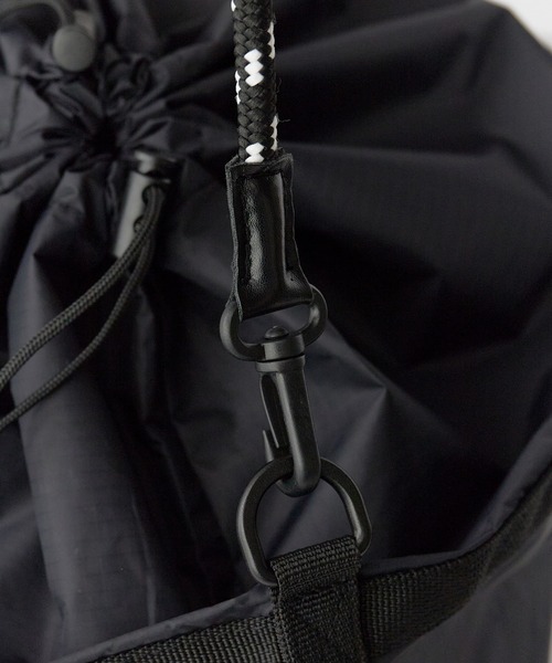 POLeR（ポーラー）の「POLeR/ポーラー DRAWSTRING SLING BAG（ボディバッグ/ウエストポーチ・メンズ・ブラック/ライトグレー/ブルー・ONE SIZE）」の13枚目の写真
