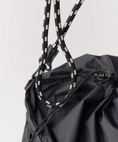 POLeR（ポーラー）の「POLeR/ポーラー DRAWSTRING SLING BAG（ボディバッグ/ウエストポーチ・メンズ・ブラック/ライトグレー/ブルー・ONE SIZE）」の12枚目の写真