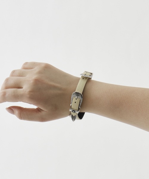TOGA PULLA(トーガ プルラ)の「【TOGA TOO/トーガトゥー】Narrow double buckle bangle/ナローダブルバックルバングル(バングル/リストバンド・レディース・パープル/イエロー/ブラック・FREE)」の14枚目の写真