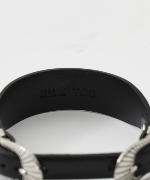TOGA PULLA(トーガ プルラ)の「【TOGA TOO/トーガトゥー】Narrow double buckle bangle/ナローダブルバックルバングル(バングル/リストバンド・レディース・パープル/イエロー/ブラック・FREE)」の9枚目の写真