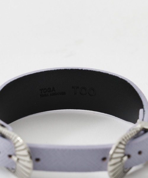 TOGA PULLA(トーガ プルラ)の「【TOGA TOO/トーガトゥー】Narrow double buckle bangle/ナローダブルバックルバングル(バングル/リストバンド・レディース・パープル/イエロー/ブラック・FREE)」の6枚目の写真