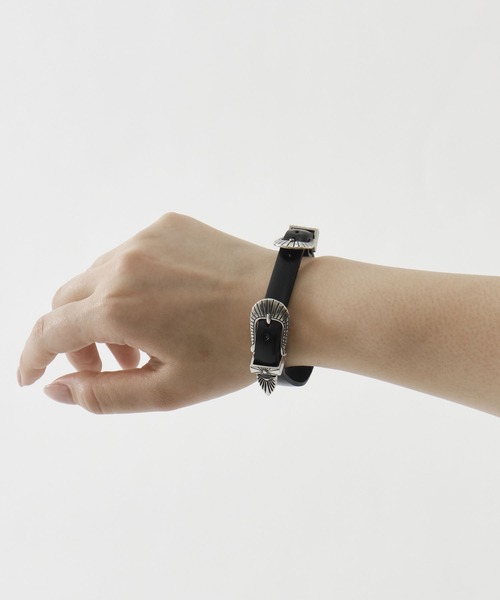 TOGA PULLA(トーガ プルラ)の「【TOGA TOO/トーガトゥー】Narrow double buckle bangle/ナローダブルバックルバングル(バングル/リストバンド・レディース・パープル/イエロー/ブラック・FREE)」の11枚目の写真