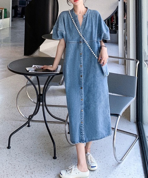 AMAJI（アマジ）の「デニムロングワンピース　ストレートシルエット（ワンピース・レディース・ライトブルー/ブルー・SMALL/MEDIUM/LARGE/X-LARGE）」の4枚目の写真