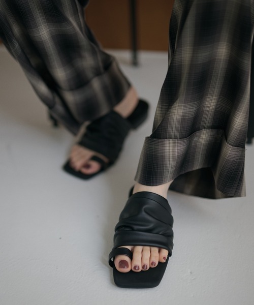 LAULEN(ローレン)の「soft gather square toe thong sandals /ソフトギャザースクエアトゥトングサンダル(サンダル・レディース・アイボリー/ライトグリーン/ブラック・23cm/24cm/24.5cm)」の2枚目の写真