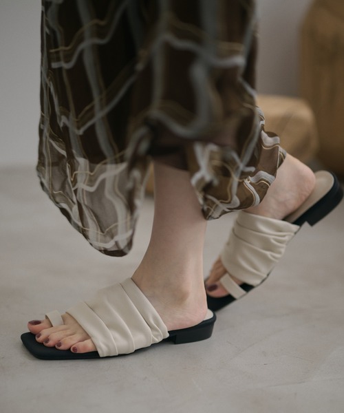 LAULEN(ローレン)の「soft gather square toe thong sandals /ソフトギャザースクエアトゥトングサンダル(サンダル・レディース・アイボリー/ライトグリーン/ブラック・23cm/24cm/24.5cm)」の14枚目の写真