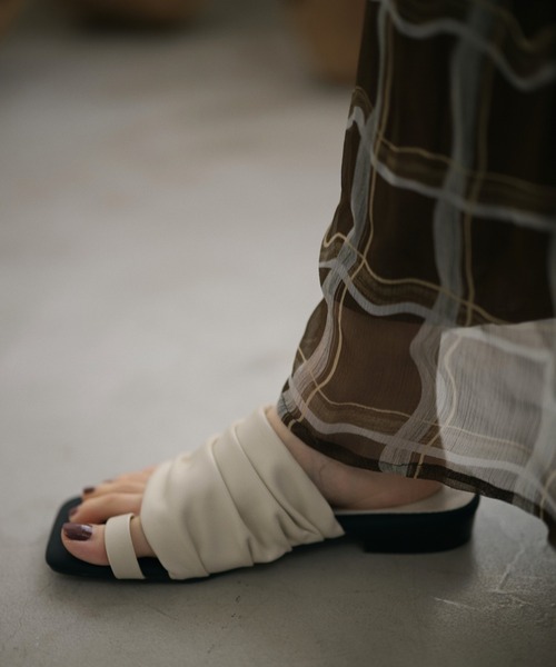 LAULEN(ローレン)の「soft gather square toe thong sandals /ソフトギャザースクエアトゥトングサンダル(サンダル・レディース・アイボリー/ライトグリーン/ブラック・23cm/24cm/24.5cm)」の17枚目の写真