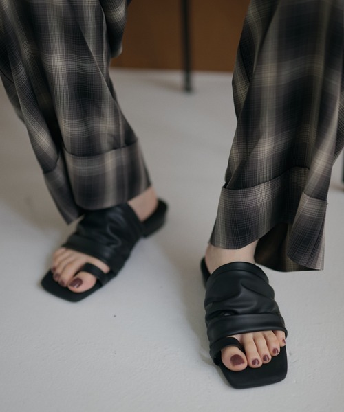 LAULEN(ローレン)の「soft gather square toe thong sandals /ソフトギャザースクエアトゥトングサンダル(サンダル・レディース・アイボリー/ライトグリーン/ブラック・23cm/24cm/24.5cm)」の4枚目の写真