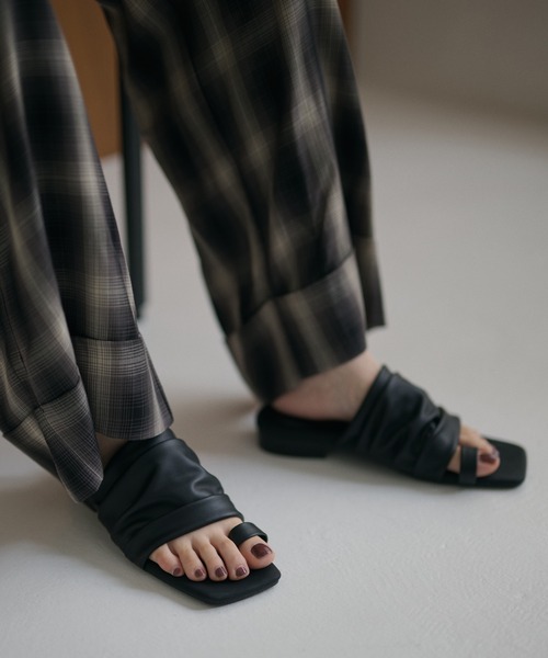 LAULEN(ローレン)の「soft gather square toe thong sandals /ソフトギャザースクエアトゥトングサンダル(サンダル・レディース・アイボリー/ライトグリーン/ブラック・23cm/24cm/24.5cm)」の5枚目の写真