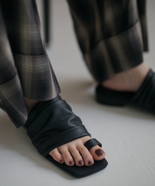 LAULEN(ローレン)の「soft gather square toe thong sandals /ソフトギャザースクエアトゥトングサンダル(サンダル・レディース・アイボリー/ライトグリーン/ブラック・23cm/24cm/24.5cm)」の6枚目の写真